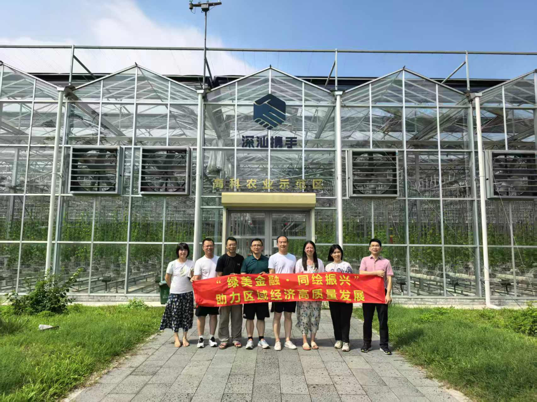 实践团成员与专家在南澳高科农业示范区.png
