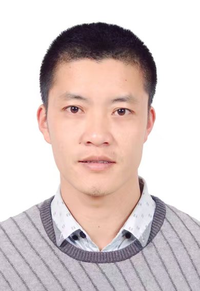 谢浩钿，电子信息学院党总支专职副书记。